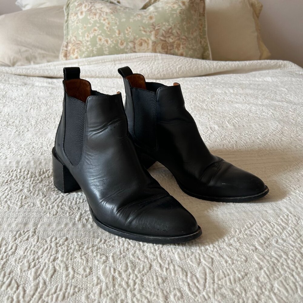 Everlane Leather Chelsea Boots